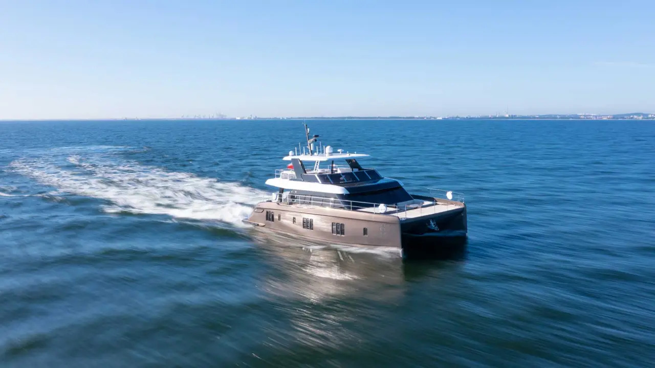 Fernando Alonso adquire iate catamarã ecológico